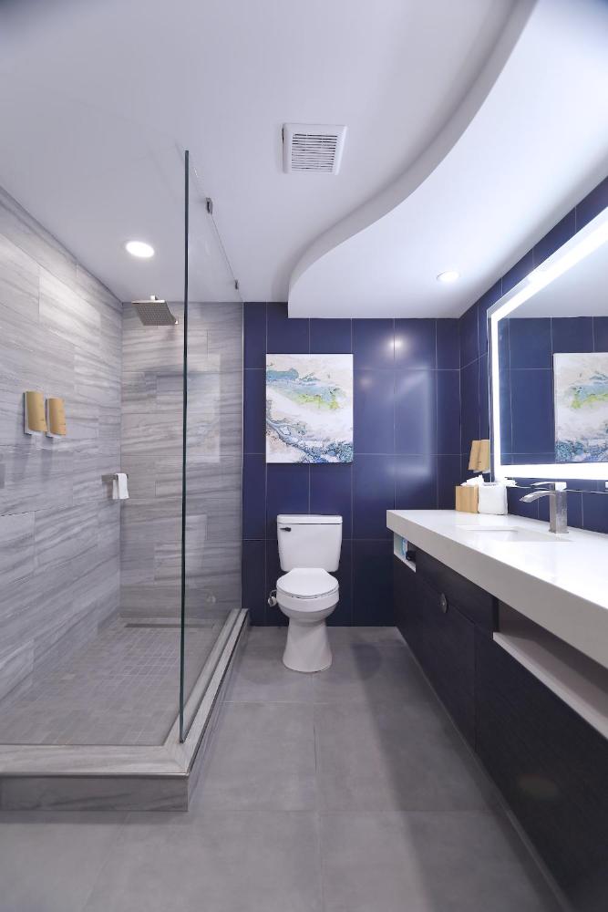 Queen Room with Gulf View- Non-Smoking  interior